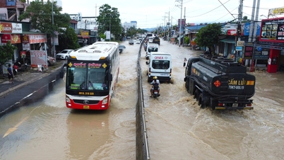 Quốc lộ 1 qua Khánh Hòa ngập sâu kéo dài gần 5km, xe cộ nhích từng chút một