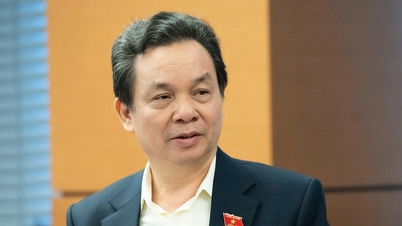 Küldött: Az Oktatási és Képzési Minisztériumot nem szabadna megbízni azzal, hogy mindenkinek tankönyveket írjon.