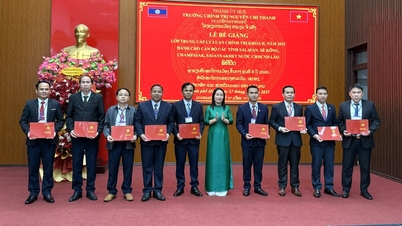 100 % av studentene fra Laos ble uteksaminert fra mellomkurset i politisk teori med æresbevisninger og utmerkelse.