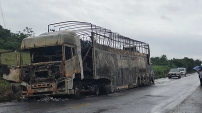 Ciężarówka przewożąca 128 motocykli nagle stanęła w płomieniach