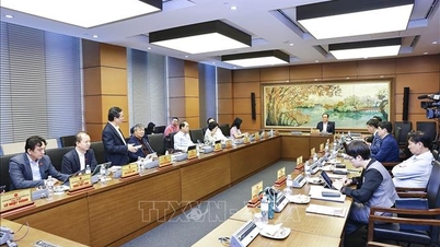 Maak doelstellingen bekend en controleer onafhankelijk de mobilisatie en toewijzing van leraren.