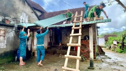 Cùng dân dựng lại mái nhà