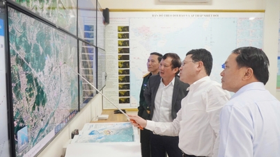 Los líderes de la ciudad inspeccionan y dirigen las labores de respuesta ante las inundaciones.