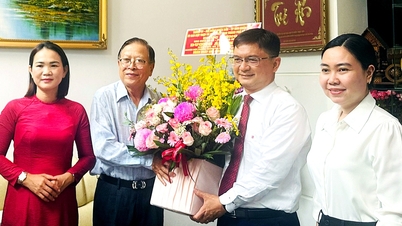 رهبران شهر هوشی مین از معلم دونگ آی فونگ بازدید کردند و به پروفسور فقید تران ون گیائو ادای احترام کردند.