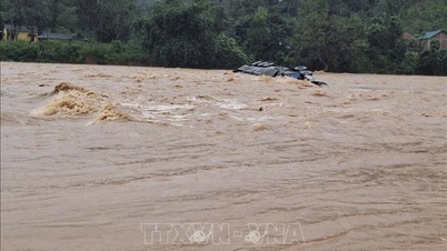 Söker efter containerlastbilschaufför som svepts med av översvämning när han korsade överloppstunnel