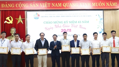 Средняя школа для одаренных детей имени Ле Куи Дона отмечает и награждает выдающихся учителей