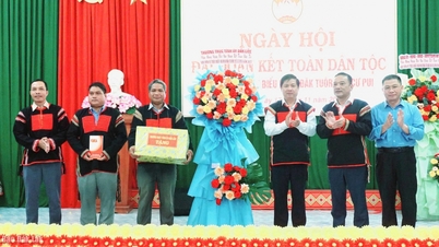 Секретарь провинциальной партии Лыонг Нгуен Минь Чиет принял участие в праздновании Национального дня великого единства в деревне Дак Туор, коммуны Ку Пуй.