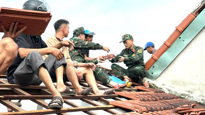 Unit-unit Komando Tentera Bandar Da Nang membantu orang ramai mengatasi akibat puting beliung.