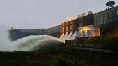 Der größte Stausee von Khanh Hoa öffnet 5 Hochwasserentlastungstore.