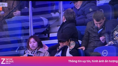 Mitoma atrage atenția când apare alături de soția sa