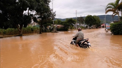 الطريق السريع الوطني 20 إلى دا لات غارق في المياه بشكل كبير، ولا تستطيع السيارات المرور.