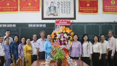 ថ្នាក់ដឹកនាំខេត្ត An Giang បានទៅសួរសុខទុក្ខ និងជូនអំណោយដល់សម្ភារៈសិក្សានៅវួដ Long Xuyen។