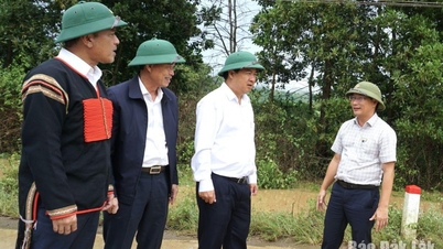 លេខាបក្សខេត្ត Luong Nguyen Minh Triet បានចុះពិនិត្យស្ថានភាពទឹកជំនន់នៅឃុំ Cu Pui។