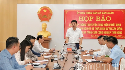 A comuna de Van Xuan realizou uma coletiva de imprensa para informar sobre a desapropriação forçada de terras para a implementação do projeto.