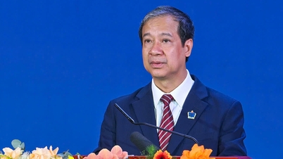 Міністр Нгуєн Кім Сон: Вчителі також повинні виявляти вдячність суспільству