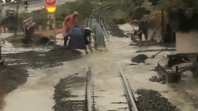 Los trenes pasan por la sección inundada en Nga Ba - Cam Thinh Dong (Khanh Hoa)