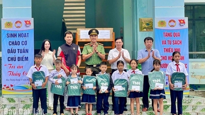Übergabe des Projekts „Brunnen der Liebe“ und Verteilung von Geschenken an bedürftige Schüler in der Gemeinde Hoa Thinh