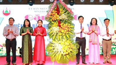 Sekretarz prowincji Luong Nguyen Minh Triet wziął udział w 43. rocznicy Dnia Nauczyciela Wietnamskiego.