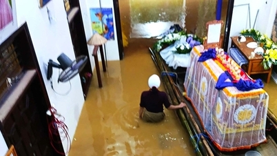 Chợ ở Huế nước ngập chạm nóc, người dân khiêng quan tài lên ghe tránh lũ