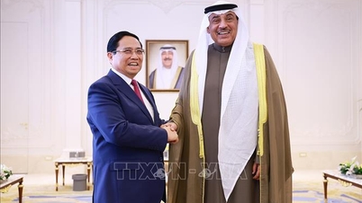 El primer ministro Pham Minh Chinh se reúne con el príncipe heredero de Kuwait.