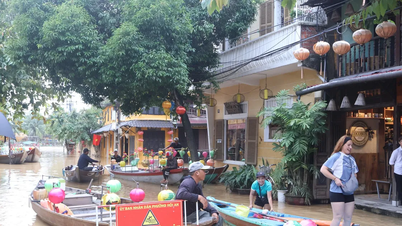 مدينة هوي آن القديمة غمرتها المياه مرة أخرى، والناس مشغولون برفع الأثاث