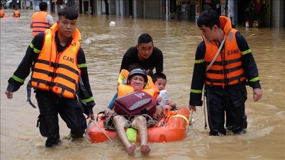 Władze Khanh Hoa podjęły natychmiastową ewakuację ludzi z zalanych terenów w bezpieczne miejsce.