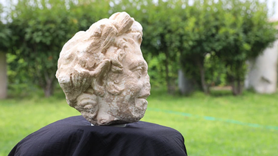 Tête de statue d'un dieu antique découverte lors d'une fouille archéologique à Izmir
