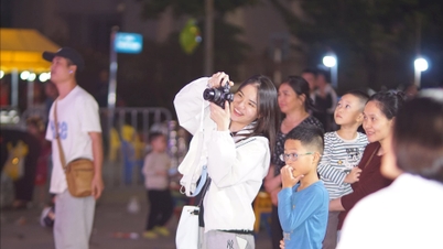 Jalan pejalan kaki Bach Dang menarik 2.000 pengunjung setiap malam akhir pekan
