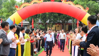 Foto: Membrul permanent al Secretariatului, Tran Cam Tu, participă la Ziua Marii Unități Naționale în comuna Thac Ba, provincia Lao Cai