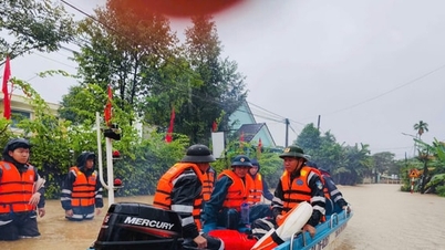 Das mobile Polizeiregiment der Südzentralküste wurde mobilisiert, um den Menschen in der Provinz Khanh Hoa bei der Bewältigung der Überschwemmungen zu helfen.
