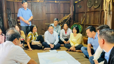 Die stellvertretende Vorsitzende des Provinzvolkskomitees, Nguyen Thi Thanh Lich, besichtigte die Gemeindetourismusdörfer Op und Ia Nueng.