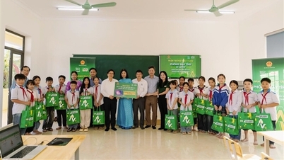 A Nestlé doa salas de informática para ajudar os alunos a terem acesso à tecnologia.