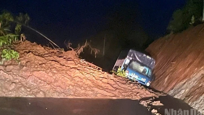 A Administração Rodoviária do Vietnã responde a deslizamentos de terra e inundações na região central.