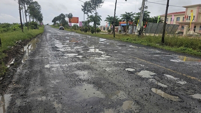 មនុស្ស "តស៊ូ" ឆ្លងកាត់ផ្លូវខូច