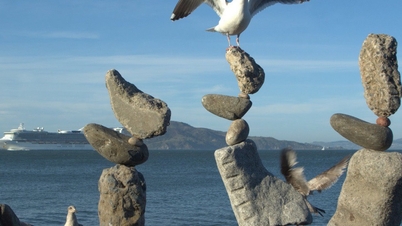 Den fantastiska konsten att balansera stenar skapar ett vackert verk likt en målning