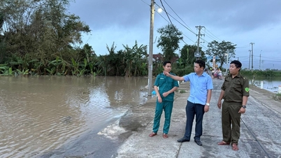 De gemeente Tay Hoa gaf een dringende waarschuwing af en richtte 24/7 controleposten op bij de overstroomde plekken langs de rivier de Ba.
