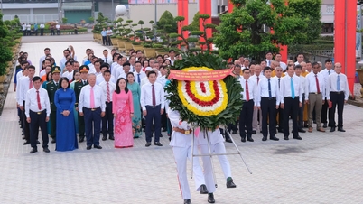 Η πρώτη αντιπροσωπεία του Πατριωτικού Μετώπου του Βιετνάμ της επαρχίας Tay Ninh, για το ακαδημαϊκό έτος 2025-2030, επισκέφθηκε το επαρχιακό Νεκροταφείο Μαρτύρων.