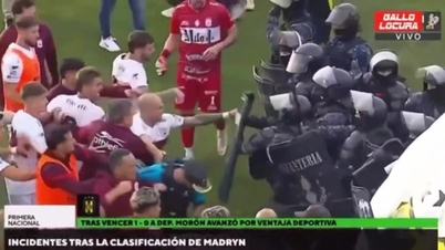 Plusieurs joueurs argentins ont été aspergés de gaz lacrymogène par la police.