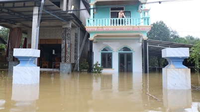 Τα νερά των πλημμυρών στη Χουέ υποχωρούν, αλλά περισσότερα από 7.000 σπίτια εξακολουθούν να είναι πλημμυρισμένα.