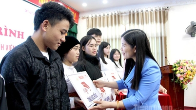 어려움을 극복하는 가난한 학생들에게 '베트남 씨앗' 장학금 25건 수여