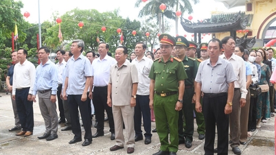 Le quartier de Ha Tien a organisé une cérémonie d'offrande d'encens en mémoire de Mme Mac Mi Co et de M. Mac Thien Tich.