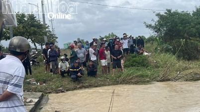 Die Leiche eines jungen Mannes, der von den Fluten mitgerissen wurde, wurde auf der Vo Nguyen Giap Avenue gefunden.