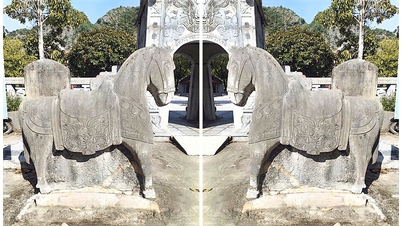 Les deux anciens chevaux de pierre du temple Thai Vi ont environ 100 ans.