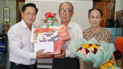 ທ່ານ​ຮອງ​ປະ​ທານ​ສະ​ພາ​ປະ​ຊາ​ຊົນ​ແຂວງ ບຸ່ຍ​ເຕີນ​ອ່າວ ໄດ້​ລົງ​ຢ້ຽມ​ຢາມ ແລະ ມອບ​ຂອງ​ຂວັນ​ໃຫ້​ຄູ​ອາ​ຈານ​ດີ​ເດັ່ນ