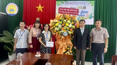 نایب رئیس کمیته مردمی استان، نگوین هو کو، از مدارس بازدید و روز معلم ویتنام را تبریک گفت.