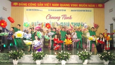 अधिकारियों, सैनिकों और लोगों की सेवा के लिए गीत और नृत्य लाना...