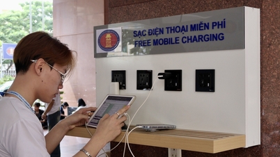 Studenții de la Universitatea de Științe Sociale și Umaniste din Ho Chi Minh City se bucură de stația gratuită de încărcare a bateriilor.