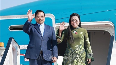 Premiér Pham Minh Chinh s manželkou odletěl na návštěvu Alžírska
