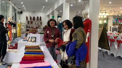 Åpning av spesialutstillingen 2025 om broderi, silke, Ao Dai og stoffvesker