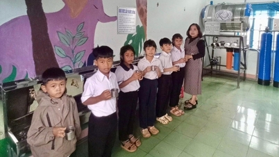 ມອບເຄື່ອງກອງນໍ້າສະອາດໃຫ້ນັກຮຽນ ບ້ານໜອງດຶກ